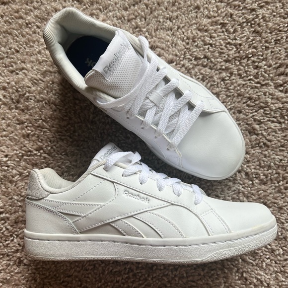 Womens Reeboks - size 6 White/Silver - Picture 1 of 10